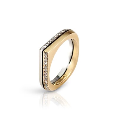 Lot 546 - 18K Gold Ring with Diamonds
