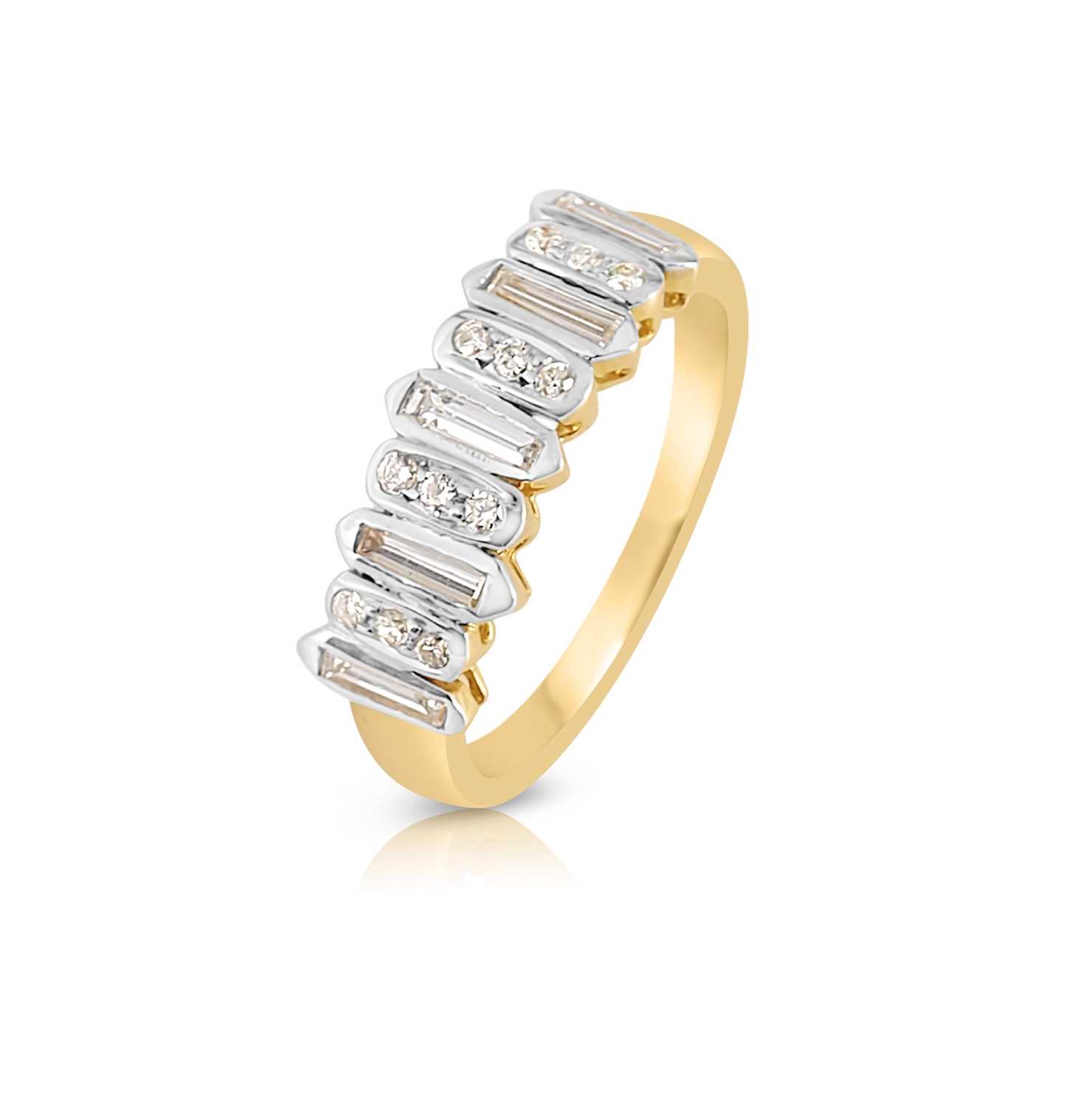 Lot 554 - Gold Ring with Diamonds