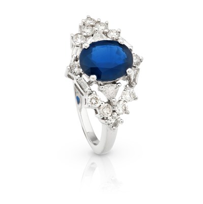 Lot 60 - Gold Ring set with Sapphire and Diamonds