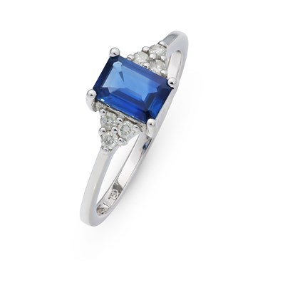 Lot 65 - White Gold Ring with Sapphire and Diamonds
