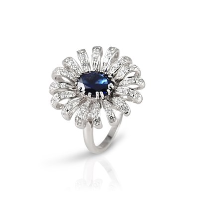 Lot 97 - White Gold set with Sapphire and Starburst Diamonds Ring