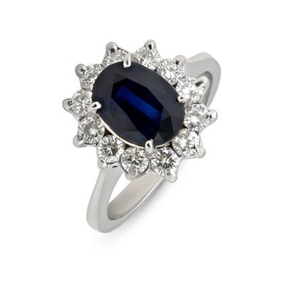 Lot 69 - Gold Ring with a 1.36 Carats Sapphire and Rosette of Diamonds
