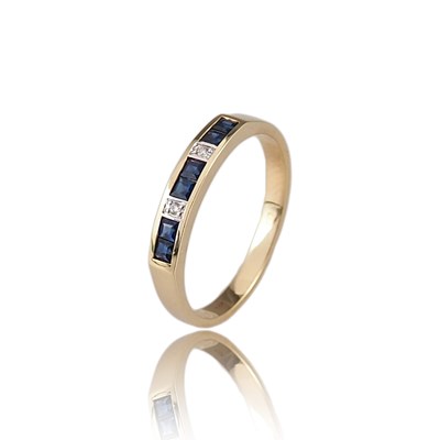 Lot 75 - Gold Ring with Sapphire and Diamonds