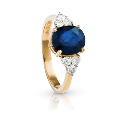 Lot 80 - Gold Ring with Sapphire and Diamonds