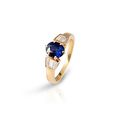 Lot 99 - Gold Ring with Blue Sapphire and Diamonds