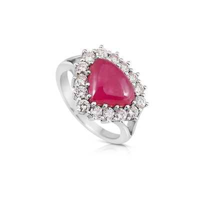 Lot 85 - Gold Ring with a 12.29 Carats Heart-Shaped Ruby and Diamonds