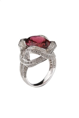 Lot 91 - Gold Ring with a 8.5 Carats Pink Tourmaline and Diamonds