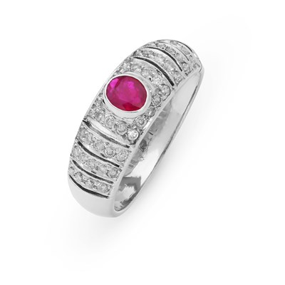 Lot 38 - 18K White Gold Ring with Ruby and Diamonds