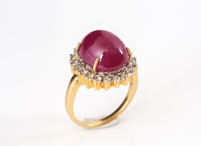 Lot 99 - Gold Ring with a 15.0 Carats Star-Ruby and Diamonds