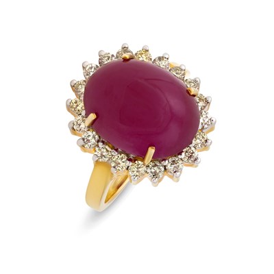 Lot 99 - Gold Ring with a 15.0 Carats Star-Ruby and Diamonds