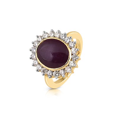 Lot 102 - Gold Ring with a 7.5 Carats Star-Ruby and Diamonds