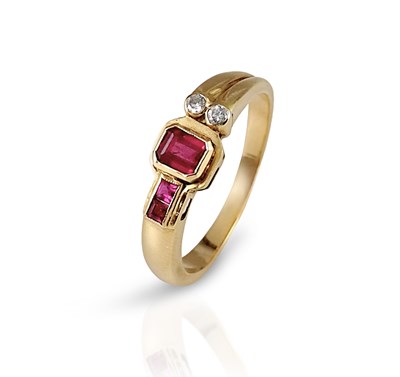 Lot 41 - Gold Ring with Ruby and Diamonds