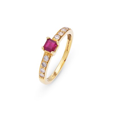 Lot 110 - Gold Ring with Ruby and Diamonds
