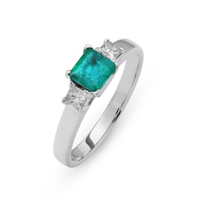 Lot 123 - White Gold Ring with Solitaire Emerald and Diamonds