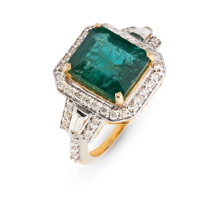 Lot 132 - Gold Ring with a 4.77 Carat Square-cut Emerald and Diamonds