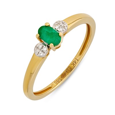 Lot 144 - Gold Ring with Emerald and Diamonds