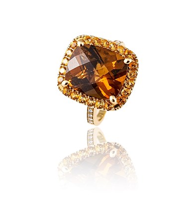 Lot 171 - Gold Ring with a Square-cut Citrine and small Diamonds