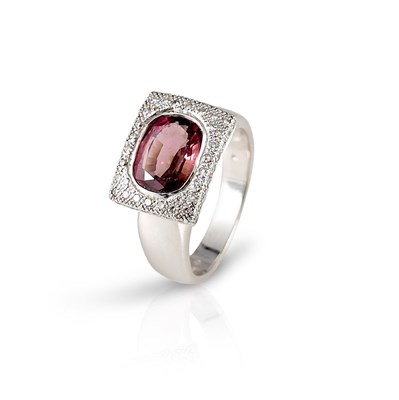 Lot 639 - Gold Ring with Pink Tourmaline and Diamonds