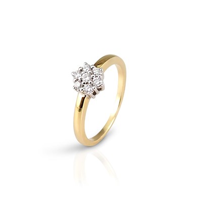 Lot 663 - 18K Gold Diamond Cluster Ring