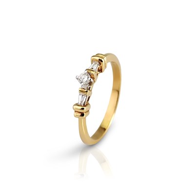 Lot 334 - Gold Ring set with Diamonds