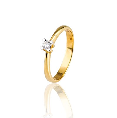 Lot 667 - 18K Gold Diamond Solitaire Ring