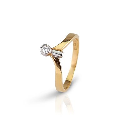 Lot 668 - 18K Gold Diamond Solitaire Ring