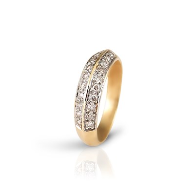 Lot 671 - 18K Gold Diamond Ring