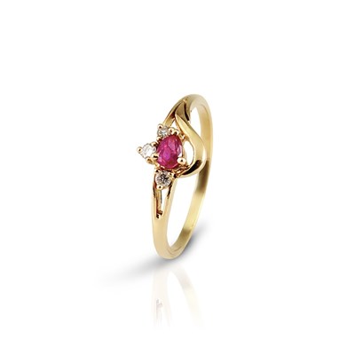 Lot 391 - Gold Ring with Ruby and Diamonds