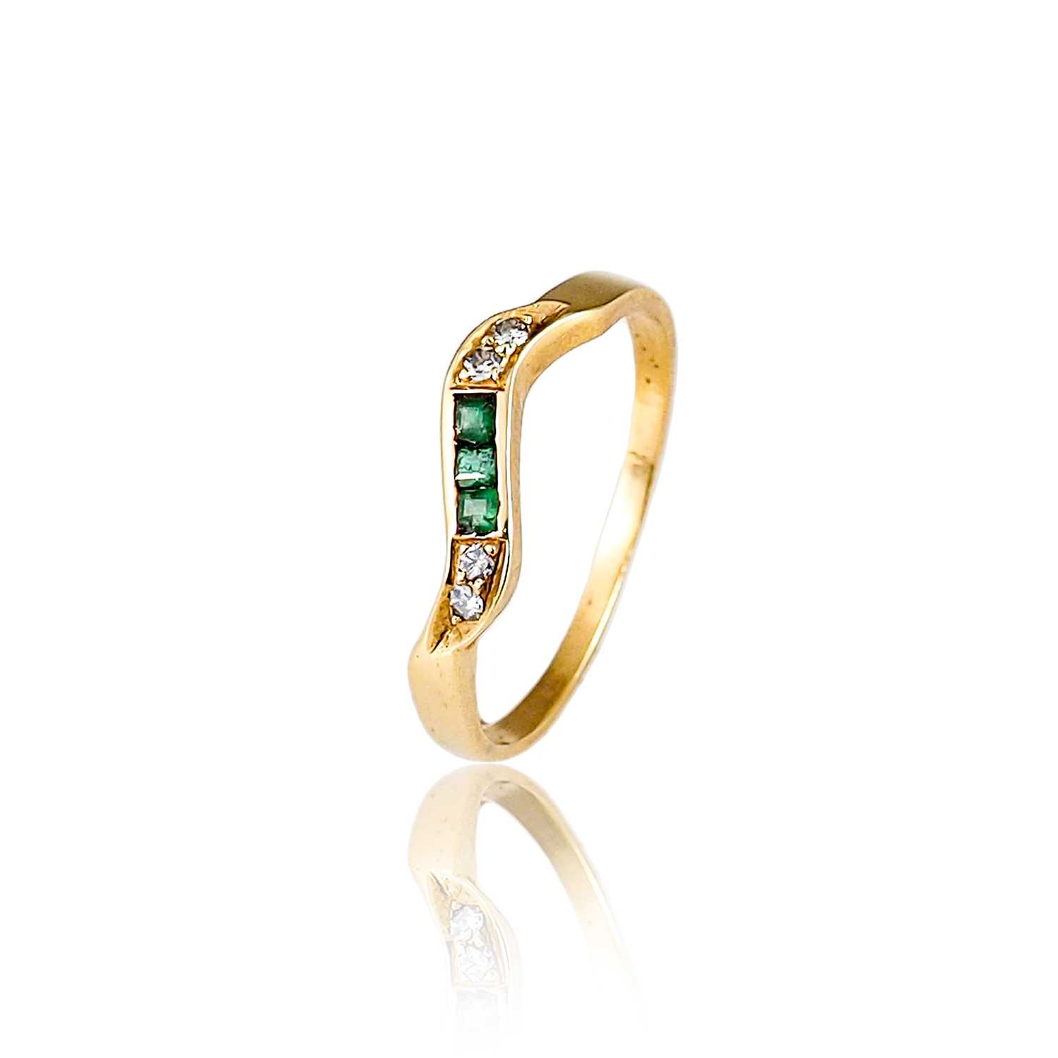 Lot 417 - Gold Ring set with Emerald and Diamond s