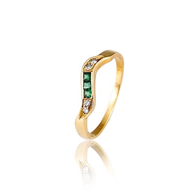 Lot 417 - Gold Ring set with Emerald and Diamond s