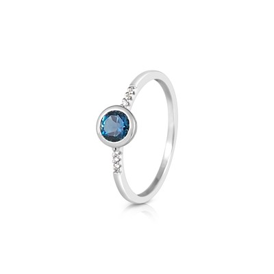 Lot 473 - White Gold Ring set with Topaz and Rosette of Diamonds