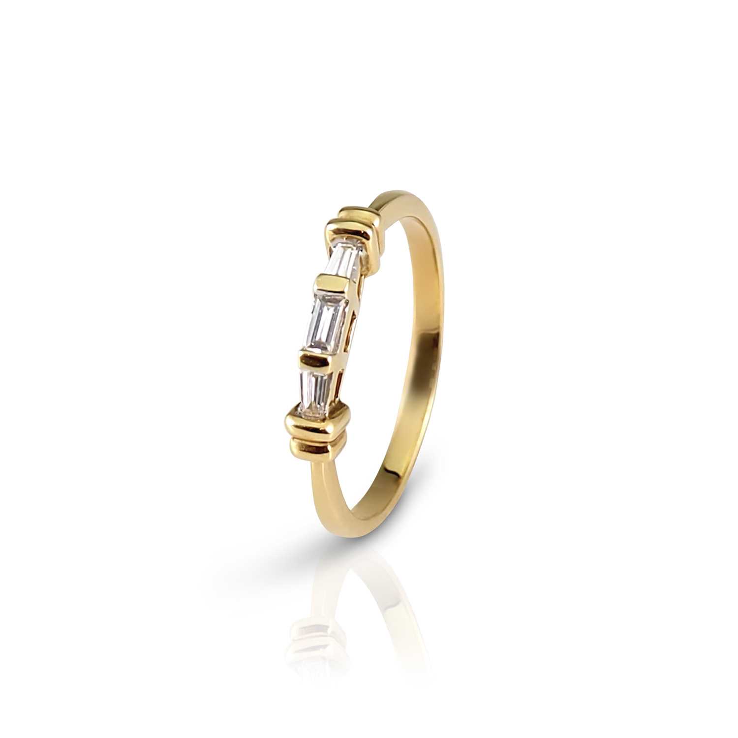 Lot 53 - 18K Gold Ring set with Diamonds
