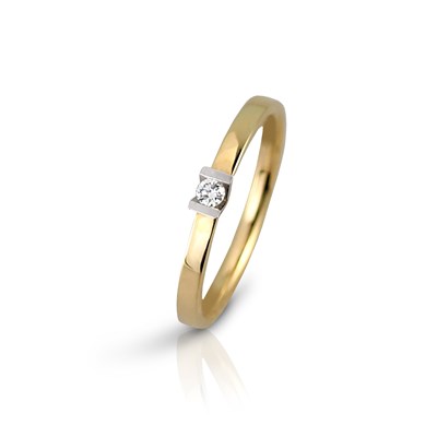 Lot 623 - Gold and Solitaire Diamond Ring
