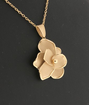 Lot 656 - Gold Necklace with gold Flower Pendant
