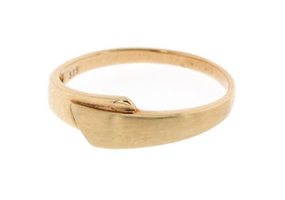 Lot 208 - 14K Yellow Gold Overlapping Ring