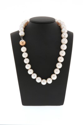 Lot 137 - A Pearl Necklace with18K Gold Lock