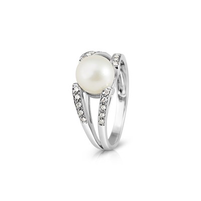 Lot 133 - 18K Gold Diamond Ring set with Solitaire Pearl