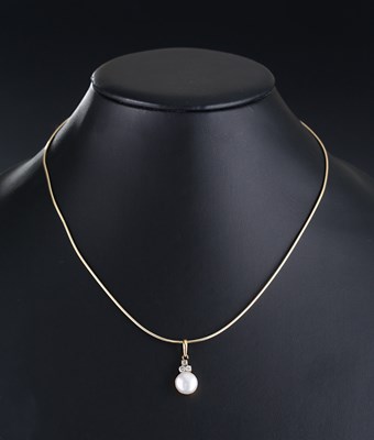 Lot 710 - Gold Pendant on Gold Necklace and Solitaire Pearl