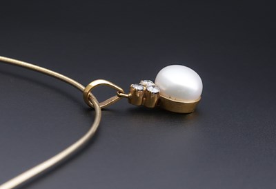 Lot 710 - Gold Pendant on Gold Necklace and Solitaire Pearl
