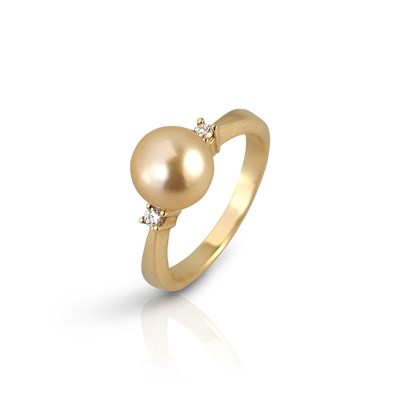 Lot 716 - Gold Ring set with Diamonds and Solitaire Cultured Pearl