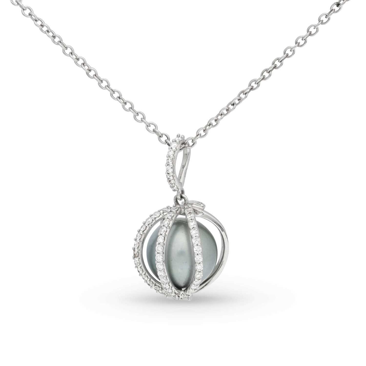 Lot 723 - Gold Necklace and Gold Pendant set with Diamonds and Pearl