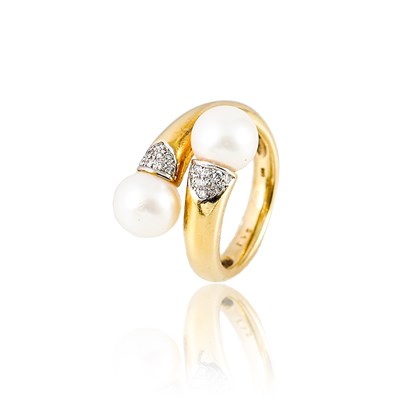 Lot 471 - 14K Gold ‘Toi et Moi’ Diamond and Pearl Ring