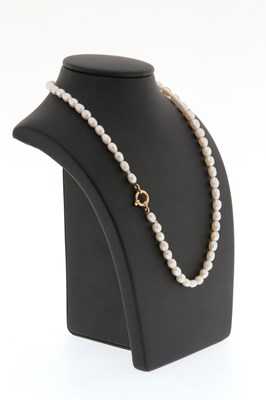 Lot 737 - Necklace with Cultured Pearl and Gold Lock