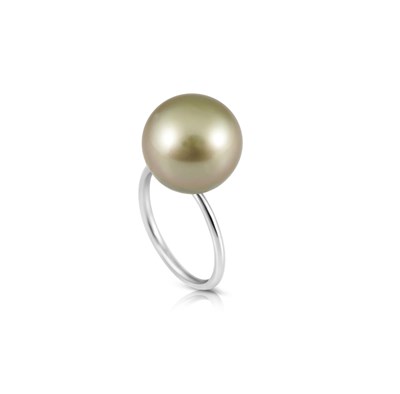 Lot 747 - Gold Ring with Cultured Solitaire Tahitian Pearl