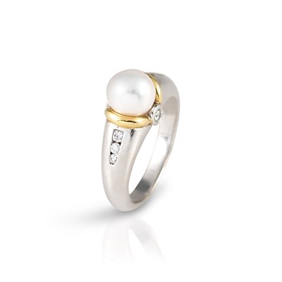 Lot 432 - 18K Gold and Diamond Ring with Solitaire Pearl