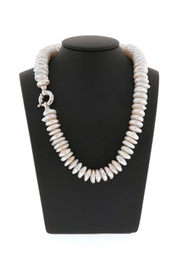 Lot 757 - Necklace with Disk-Shaped Pearls
