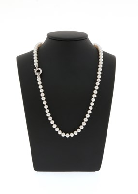Lot 766 - Necklace with Cultured Pearls and Silver Lock