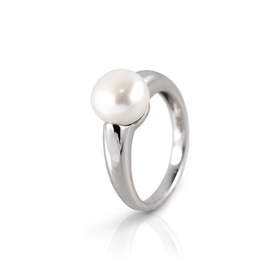 Lot 174 - Silver and Pearl Ring