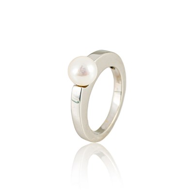 Lot 435 - 18K White Gold Ring with Solitaire Pearl