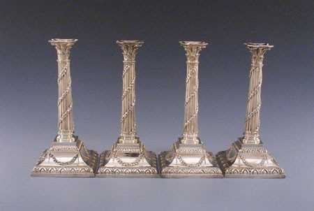 Lot 1502 - Vier zilveren kandelaars.